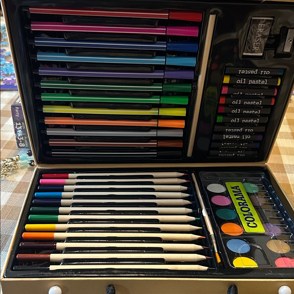 NWT Colorama Art Set with Pencils and Pastels